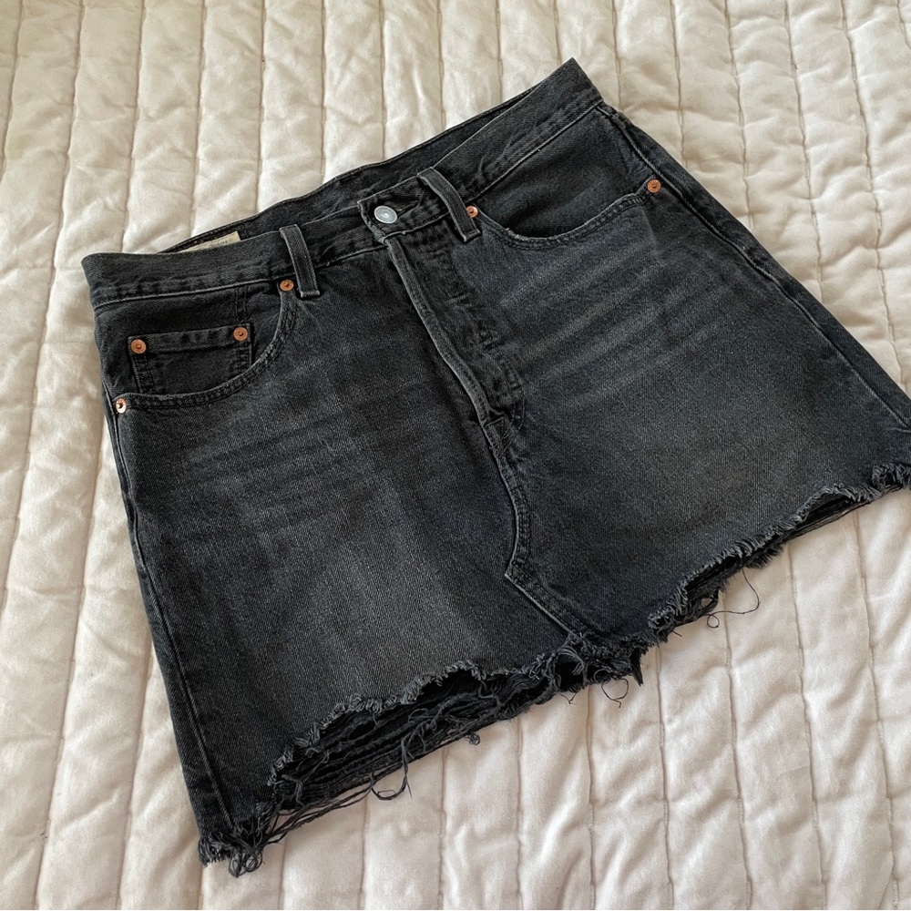 Levi’s distressed High rise Button fly black Charcoal mini Skirt Raw Hem Size 27